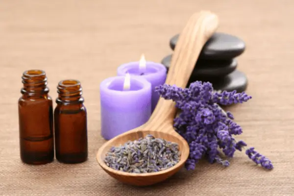 Como usar óleo essencial de lavanda para relaxar e melhorar o sono